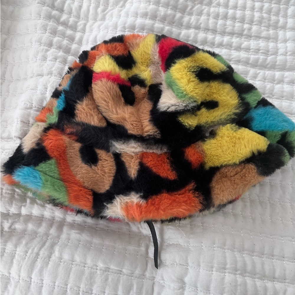 Colorful Faux Fur Bucket Hat – Multicolor Abstract Pattern
